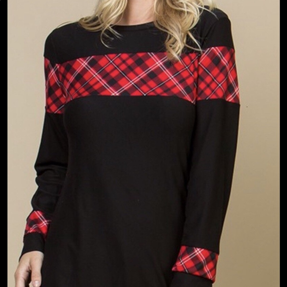 Long-sleeved plaid accent top